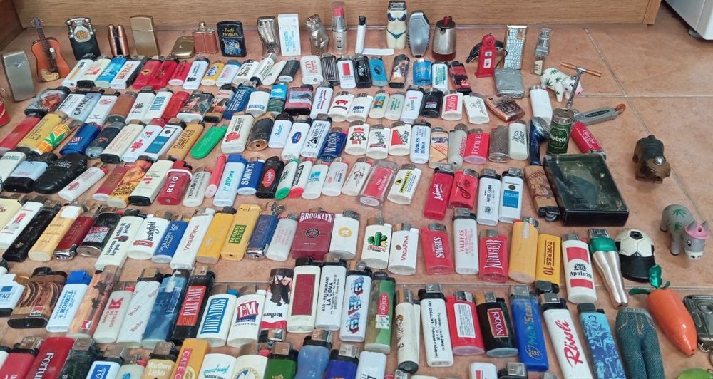 Coleção de 750 isqueiros diferentes