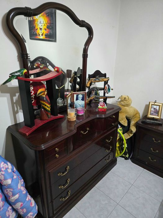 Vendo mobília madeira maciça