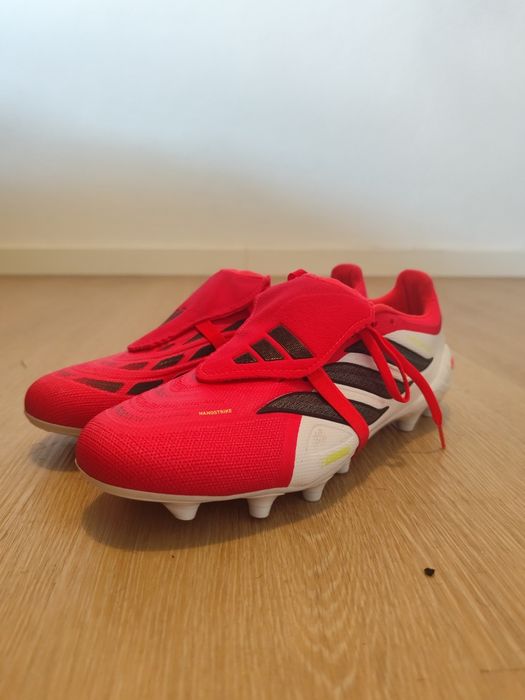 Chuteiras Adidas Predator League vermelha e Branca – Língua Dobrável