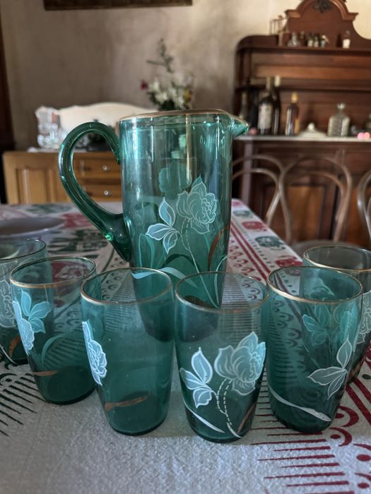 Conjunto antigo jarro e copos