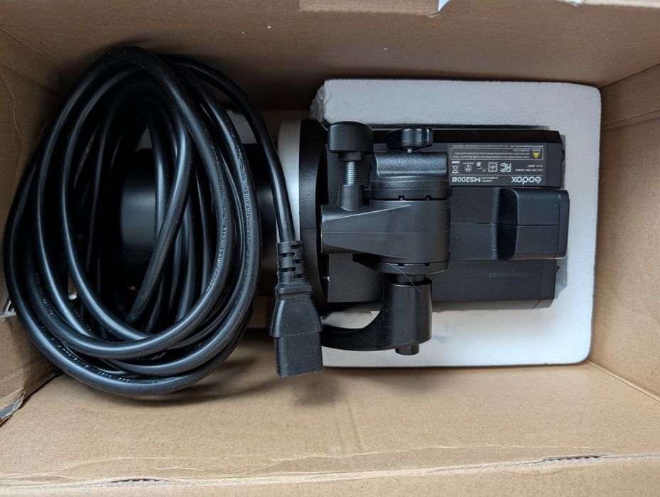 Спалах GODOX MS200V.