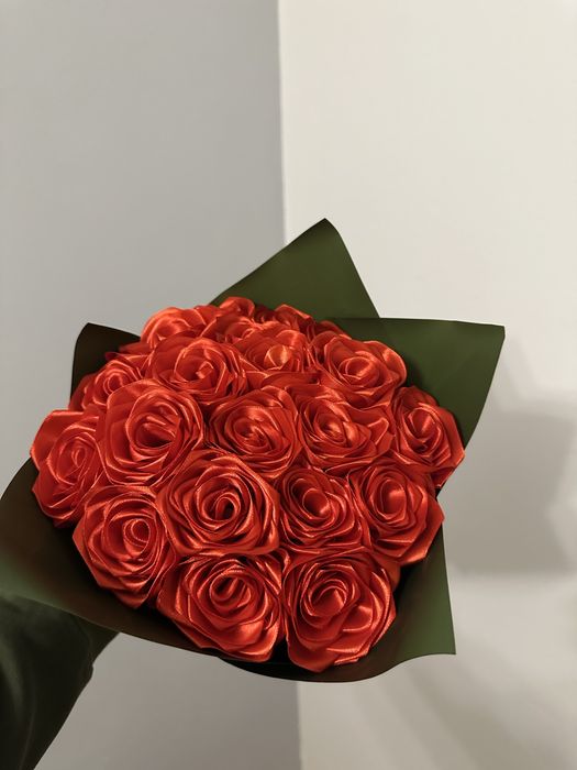 Róże ze wstążki – ręcznie robione, idealne na prezent