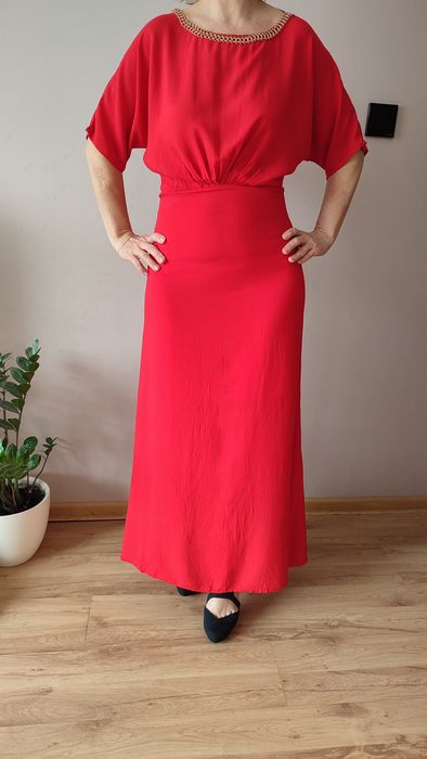 Czerwona piękna sukienka wizytowa