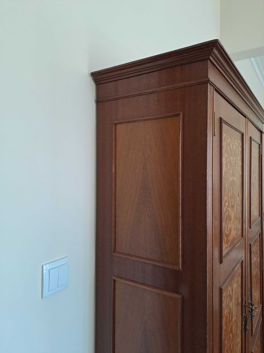 Armário antigo único