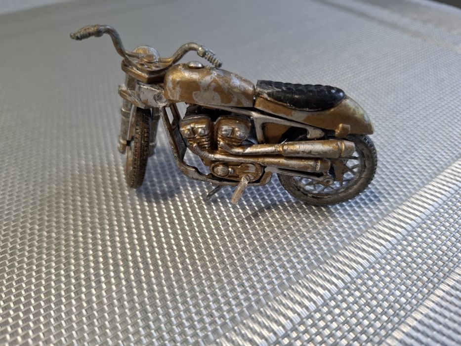 Motor model skala 1:64