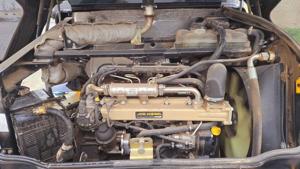 Фронтальний навантажувач jcb