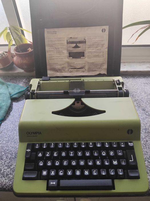 Máquina Escrever Olympia electric Monica