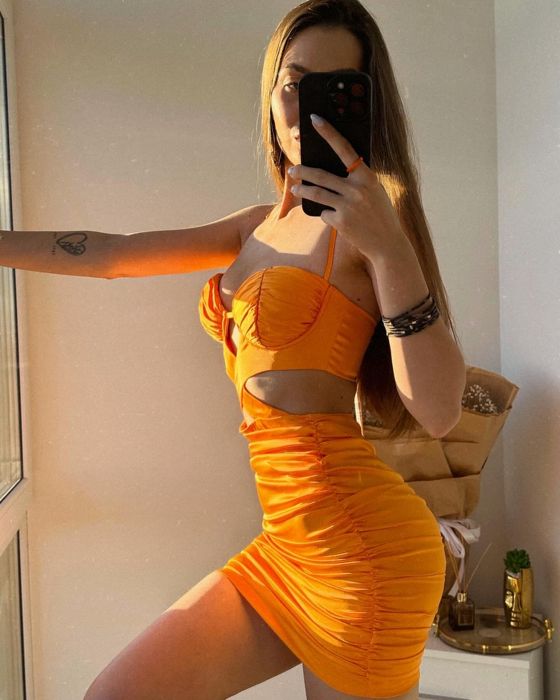 Яскрава сукня від oh polly