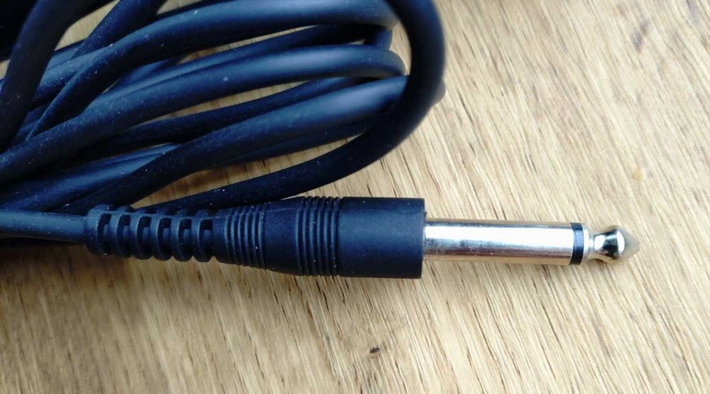 Dynamiczny mikrofon przewodowy TAKY UDM-606 do śpiewania, karaoke