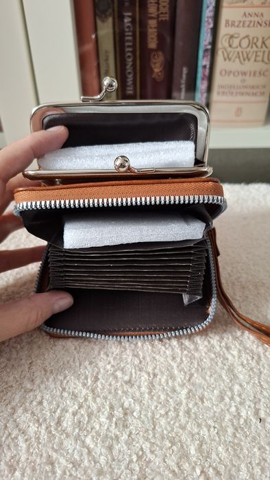 Nowy portfel z delikatnym połyskiem
