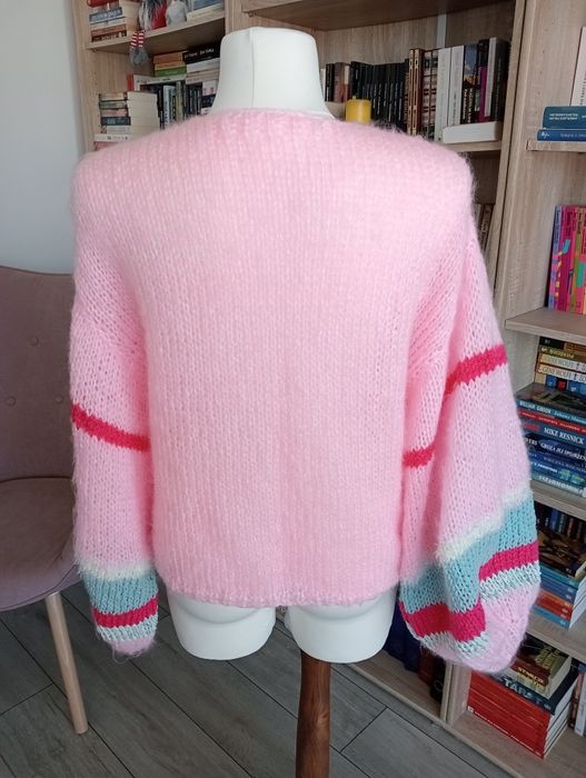 Sweter z bufiastymi rękawami rękodzieło