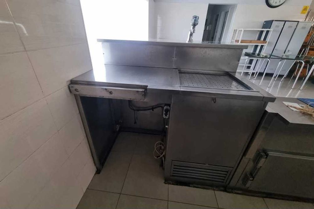 Balcão refrigerado com máquina de imperial