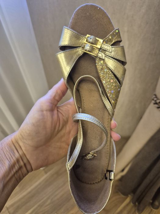 Танцювальні туфлі зі шкіри золотистого кольору. Ідеальний вибір для ст