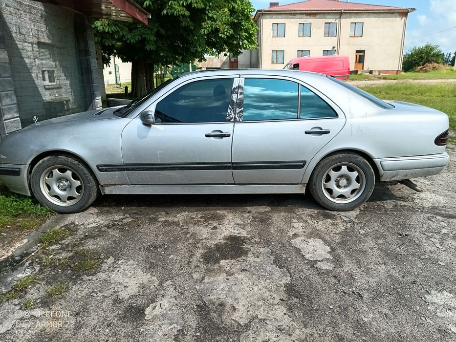 Продам автомобіль мерседес w210