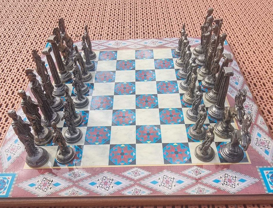 Stare szachy z greckimi postaciami
