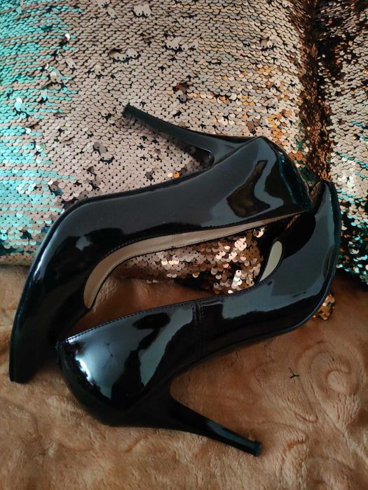 Czarne lakierkowe szpilki rozmiar 37