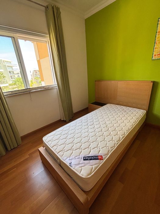 Cama individual + mesa de cabeceira integrada (2 gavetoẽs) + colchão