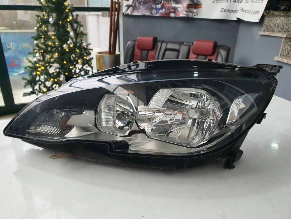 Farol esquerdo Pegueot 308 II / 9677523080