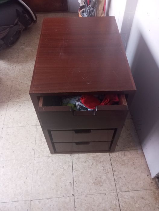 Móvel com 4 gavetas