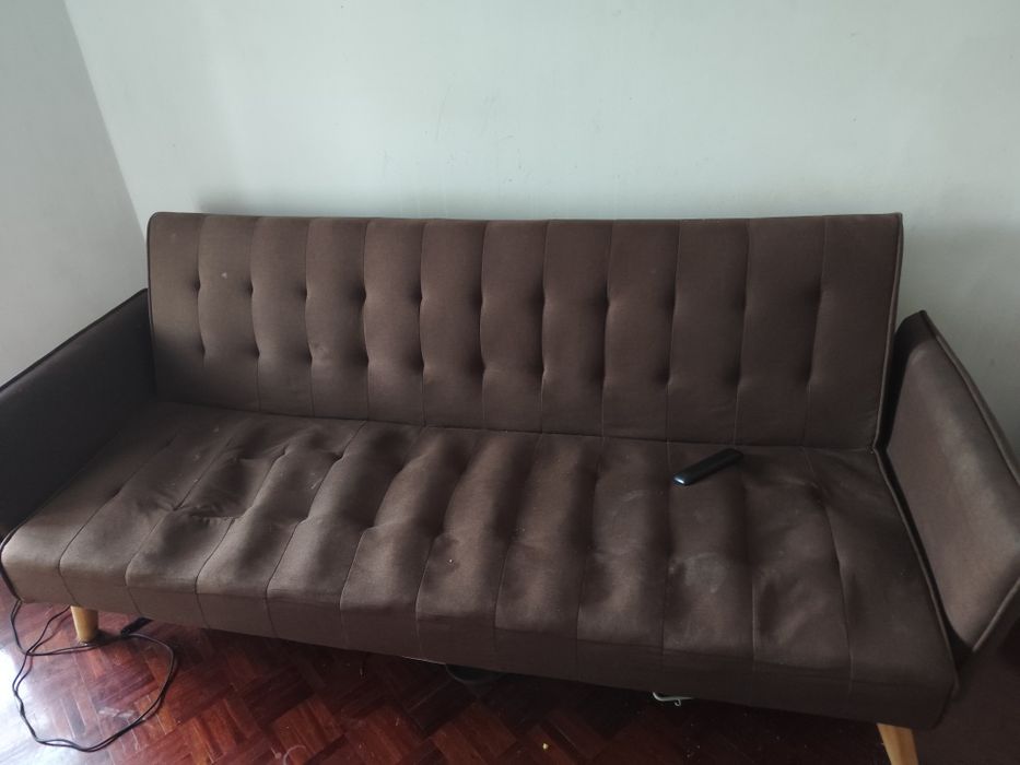 2 sofás usados, um sofá-cama, 100€