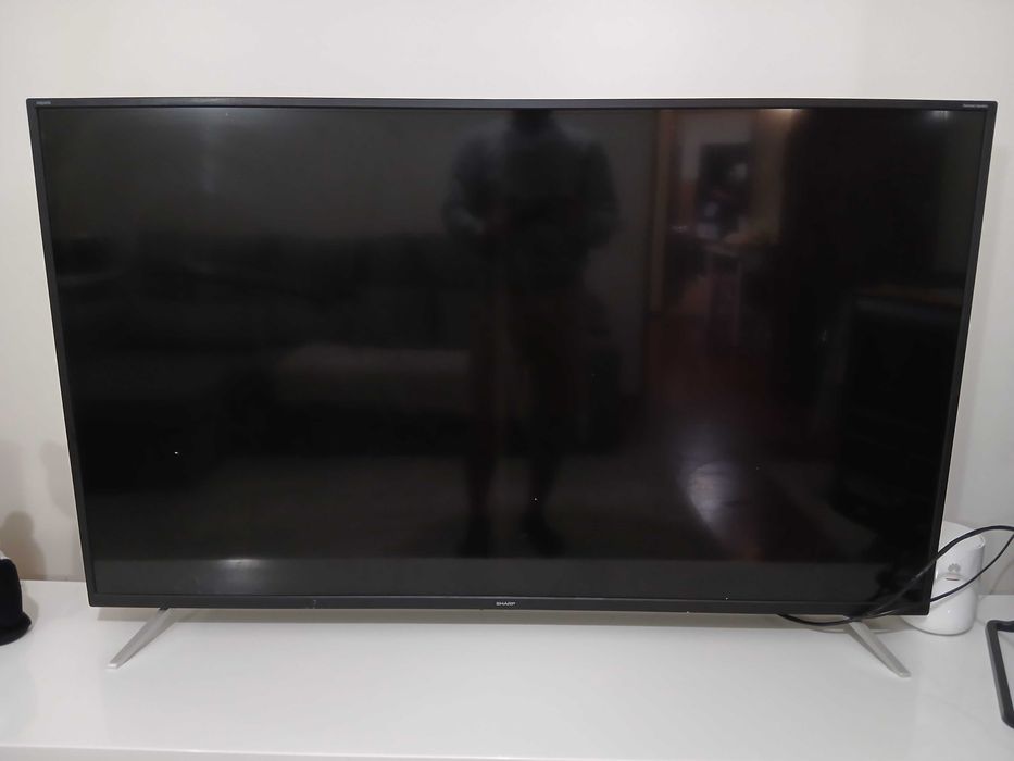 TV Sharp 55” 4K – COM SOM (Backlight avariado)