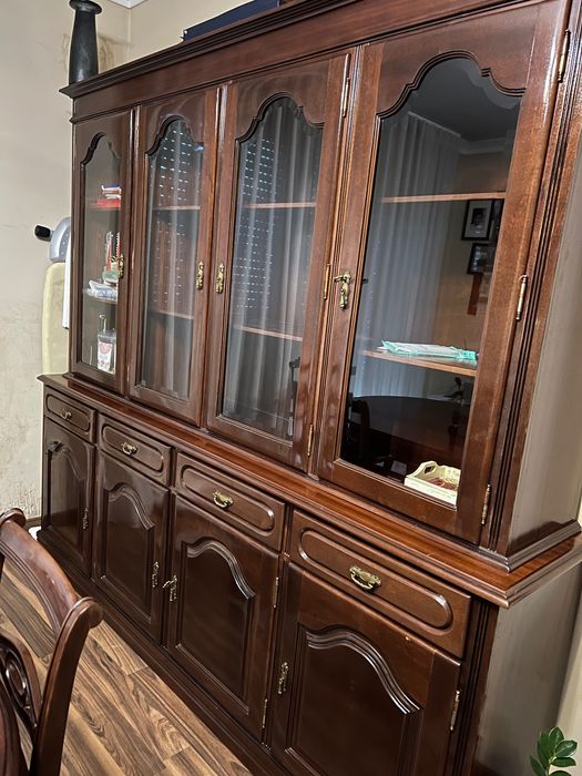 Sala de estar ( armário , mesa extensível e 6 cadeiras)