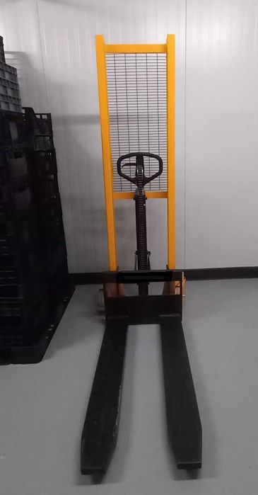 Porta- paletes Empilhador (Stacker) manual - 1000kg