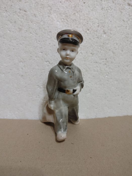 Статуэтка Первоклассник ЛФЗ фарфор СССР