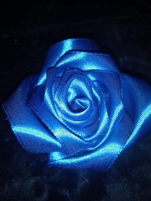 Розы из атласных лент поштучно