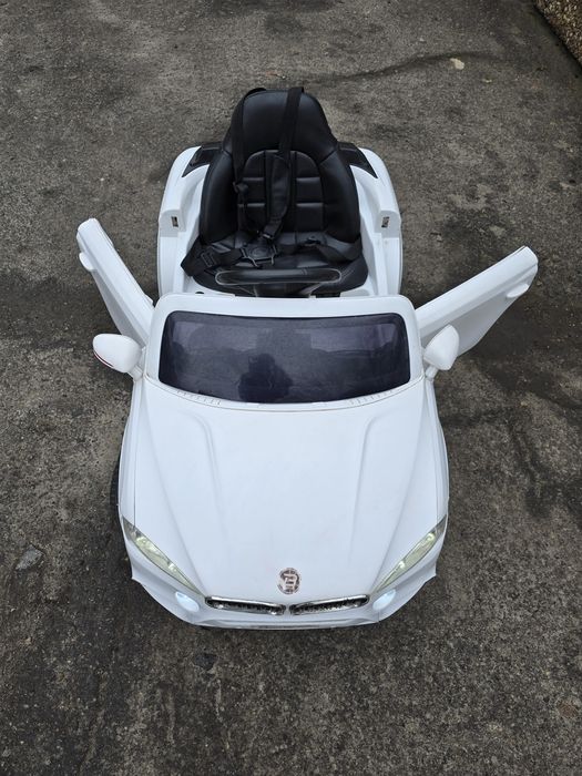 Дитячий електромобіль