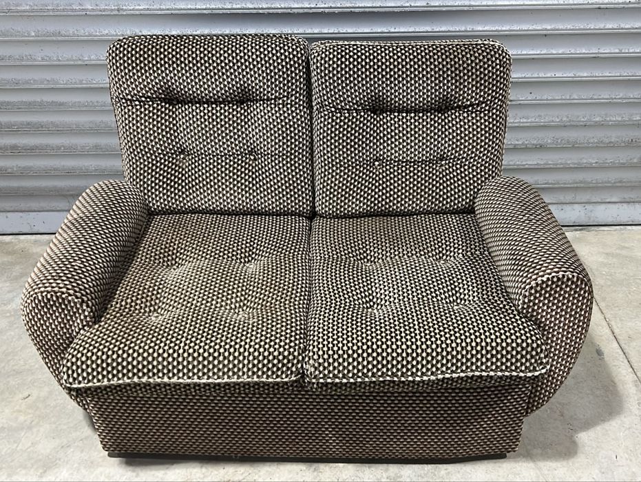 Belíssimo sofá retro em veludo  2 lugares com cama