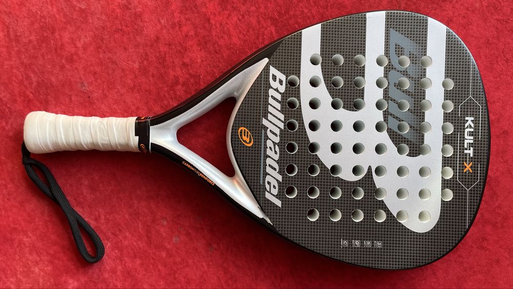 Raquete de padel da marca “Bullpadel”