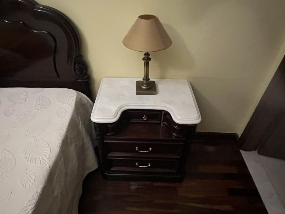 Comoda + 2 mesas cabeceira e cama madeira maciça