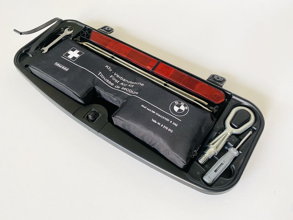 Ніша для Інструментів BMW E60 Викрутка Ключі Аптечка Аварійний Знак