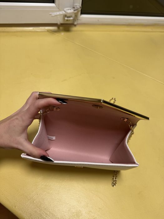 Біла сумка з позолоченою вставкою