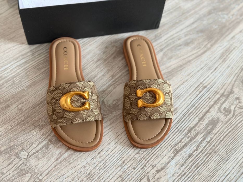 Шлопанці Coach в наявності