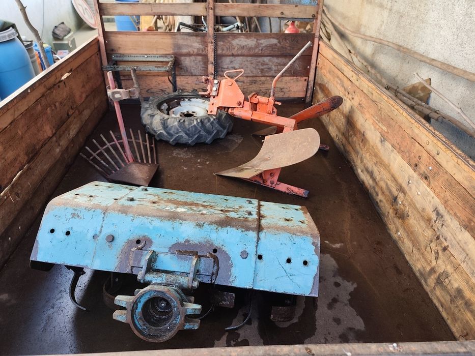 Moto enxada com atrelado e material agrícola