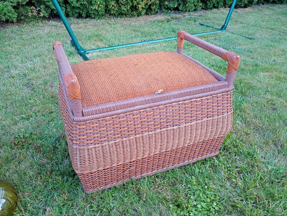 Kufer pufa skrzynia wiklinowa  ze schowkiem podnóżek