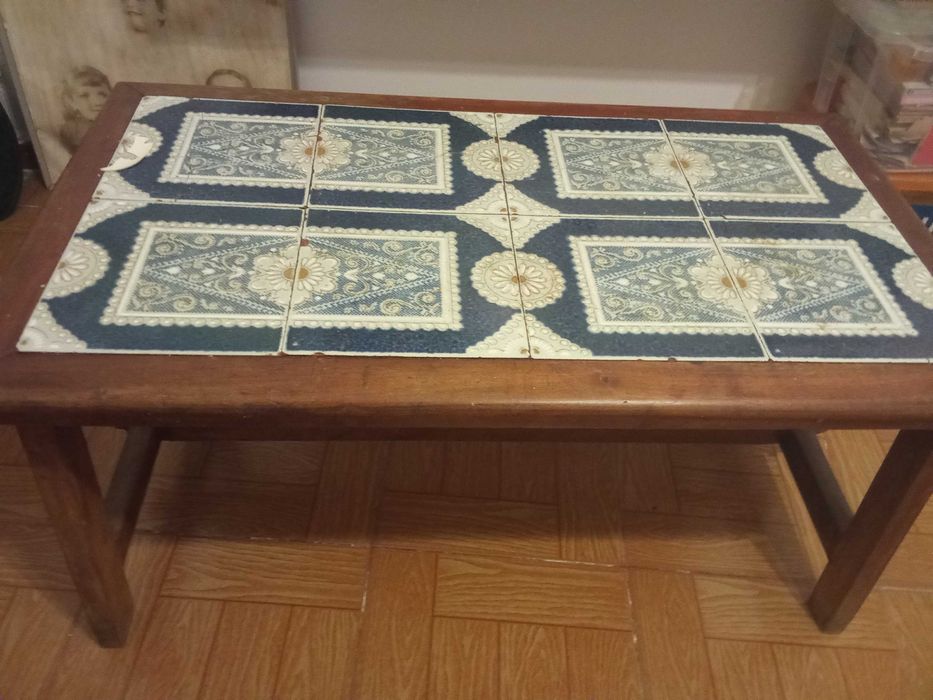 Mesa de centro de madeira e azulejos