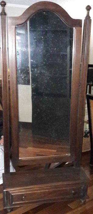 Espelho de pé antigo em madeira – Elegância e funcionalidade64751566277249121