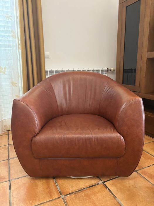Cadeirão rotativo e puff de apoio