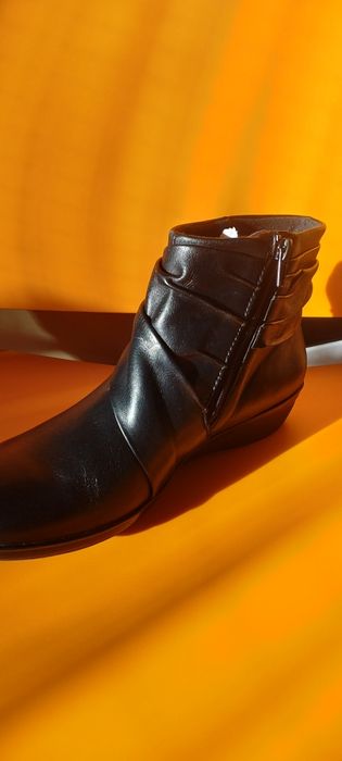 Стильні жіночі черевики фірми Clarks