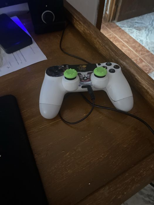 Vendo teclado ,rato da razer com um tapete um monitor que custou muito caro colunas ps4 com led com cabos para os comandos um e a parte que eu paguei