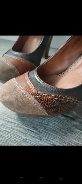 Buty na koturnie, skórzane 38