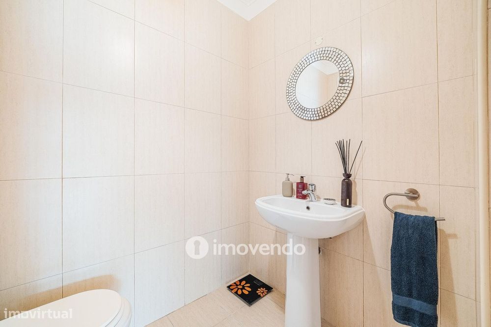 Apartamento T3 com estacionamento, no Condomínio Jardim da Lomba