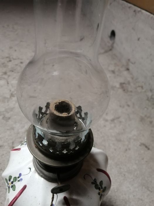 Suporte para vela em forma de lamparina