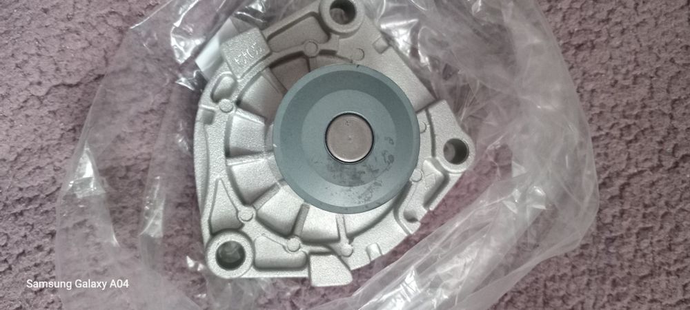 Продам комплект ремень грм з натяжним роликом ,та помпу