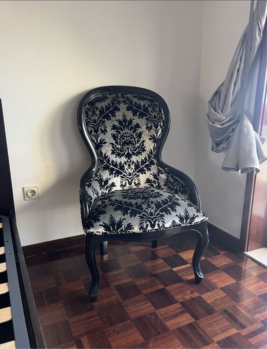 Cama de casal preta estilo IKEA