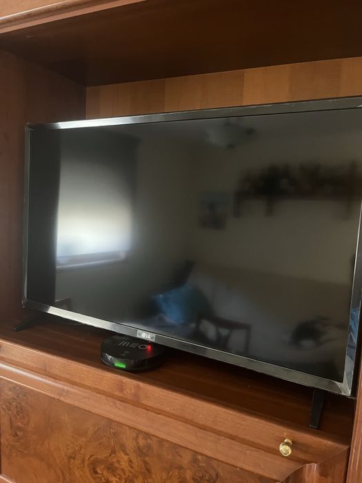 Móvel de sala em madeira maciça 3m + TV – grande e robusto