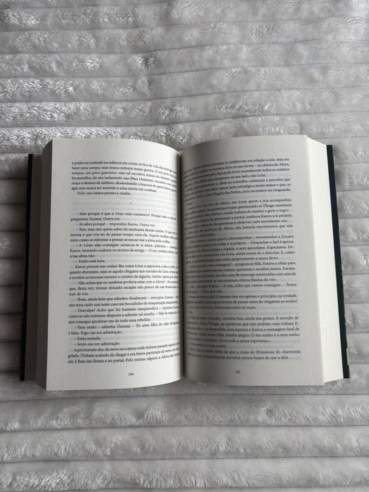 Livro: Sonhos de Deuses e Monstros de Laini Taylor